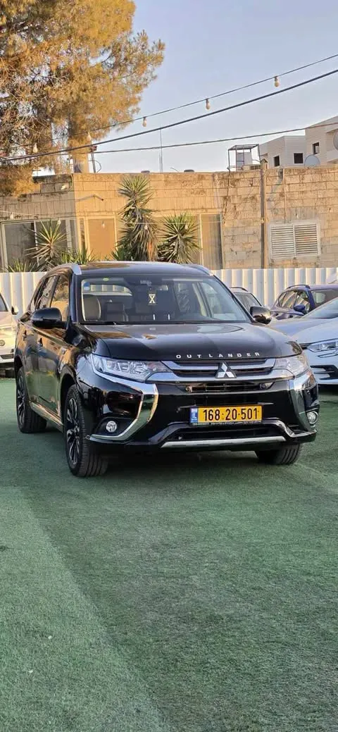 ميتسوبيشي أوتلاندر PHEV 2018 — صورة 1 من 5